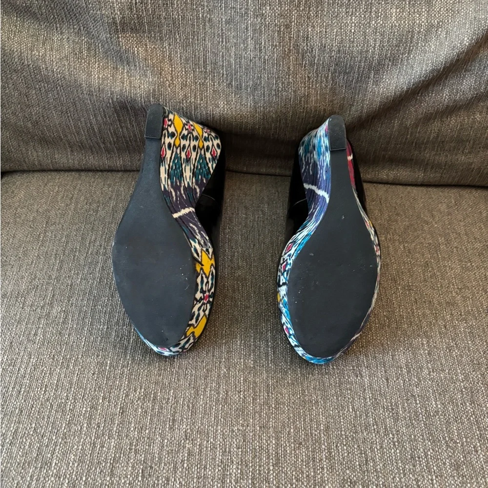 Steve Madden Black Wedges with Multicolor Pattern, Size 10 - Picture 6 of 9